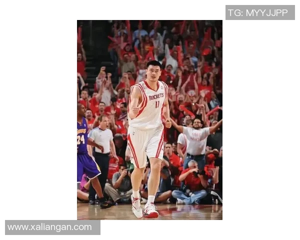 姚明的身影如同坚固的墙壁,守护着篮球场上的每一个瞬间与梦想 姚明的身影如同坚固的墙壁,守护着篮球场上的每一个瞬间与梦想