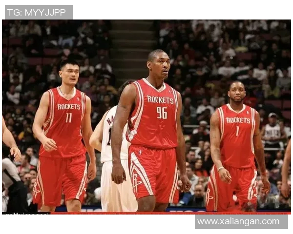 姚明在对阵活塞的比赛中展现统治力助火箭取得辉煌胜利 姚明在对阵活塞的比赛中展现统治力助火箭取得辉煌胜利