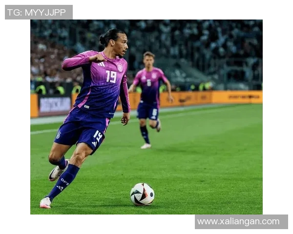 足球明星仰天长啸展现激情与梦想的瞬间激励无数年轻球员追逐足球之路 足球明星仰天长啸展现激情与梦想的瞬间激励无数年轻球员追逐足球之路