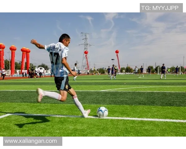 足球明星的光辉岁月与梦想追逐的完美结合 足球明星的光辉岁月与梦想追逐的完美结合